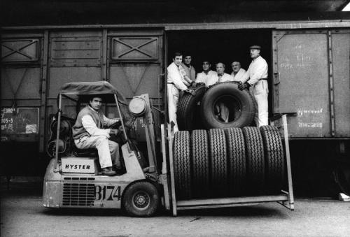 Nocera, Enzo, Pirelli, stabilimento Bicocca. Spedizioni 1975, gelatina bromuro d'argento / carta, CC BY-NC-ND