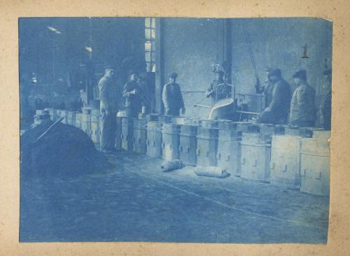 Anonimo, Alcuni operai al lavoro all'interno di un reparto delle Fonderie Subalpine Società Anonima Torino, cianotipo, CC BY-SA