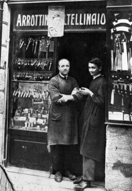 ---, Negozio di coltelli, Maniago, stampa ai sali d'argento, CC BY-SA