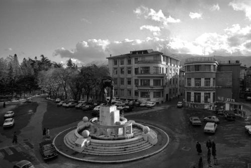 Stockel, Giorgio, L'Aquila – Piazza Battaglione degli Alpini, gelatina ai sali d'argento/ pellicola (negativo), CC BY-SA