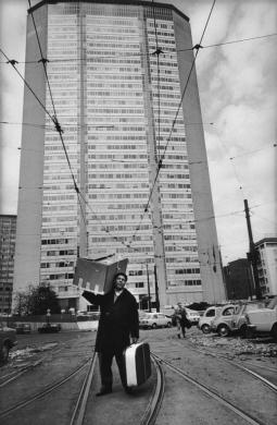 Lucas, Uliano, Piazza Duca D’Aosta, Milano 1968, gelatina bromuro d'argento / carta, CC BY-NC-ND