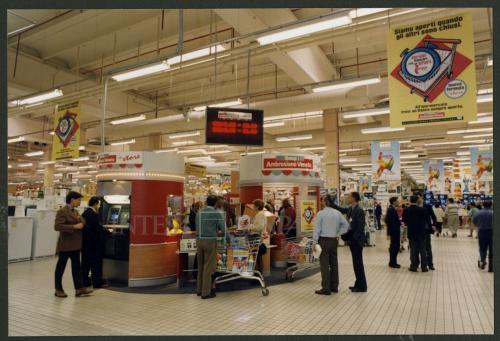 "In Store", filiale del Banco Ambrosiano Veneto nei supermercati, Cremona, stampa cromogenica/carta, CC BY-SA