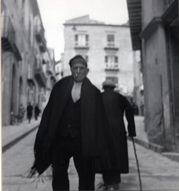 Ugo Pellis, Vecchio con cappotto e pipa, stampa ai sali d'argento, CC BY-SA