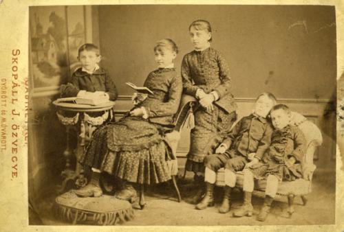 ---, Un gruppo di figli dei Melocco, stampa all'albumina, CC BY-SA