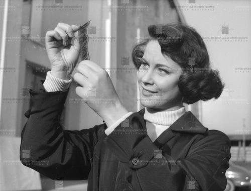 Civirani, Osvaldo, Alida Valli sul set del film Il mondo le condanna, Gianni Franciolini (1953), CC BY-SA