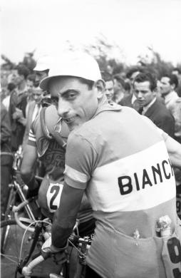 Patellani, Federico, Milano, 1946. Fausto Coppi all'arrivo del Giro d'Italia, gelatina bromuro d'argento / pellicola in rullo negativa, CC BY-NC-ND