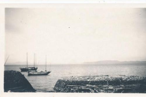 Besso, Salvatore, Giappone - Veduta di una baia  con alcune barche a vela, Stampa al carbone, CC BY-NC-ND