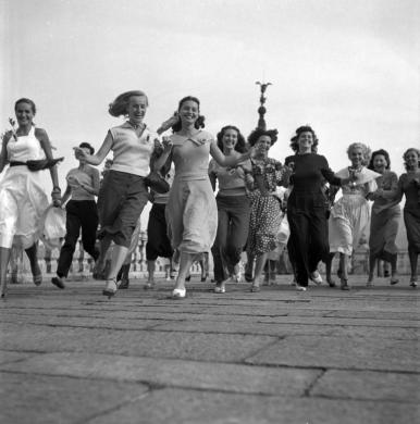 Patellani, Federico, Stresa, 1949. Concorso Miss Italia. Arrivano le concorrenti, gelatina bromuro d'argento / pellicola in rullo negativa, CC BY-NC-ND