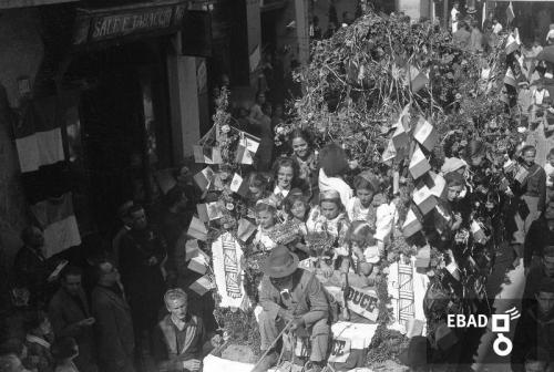 Gallotta, Luigi, Carro addobbato per la festa dell'uva in epoca fascista, Eboli (Sa), CC BY-NC-ND