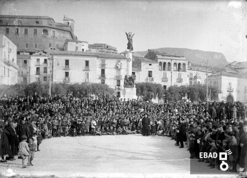 Gallotta, Luigi, Manifestazione pubblica accanto al Monumento ai caduti in piazza della Repubblica, già piazza Francesco Spirito ad Eboli (Sa), Lastra di vetro con sali d'argento, CC BY-NC-ND