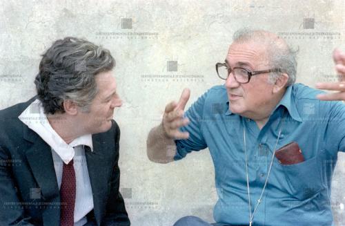 Marcello Mastroianni e Federico Fellini sul set de La città delle donne, Federico Fellini (1980), CC BY-SA