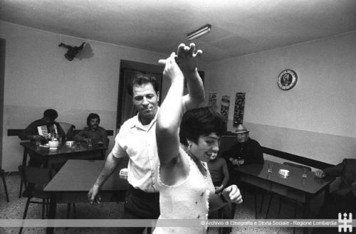 Scianna Ferdinando, Osteria Monte Guglielmo, Pezzaze (BS), 1976, stampa, CC BY-NC-ND Scianna Ferdinando, Osteria Monte Guglielmo, Pezzaze (BS), 1976, stampa, CC BY-NC-ND