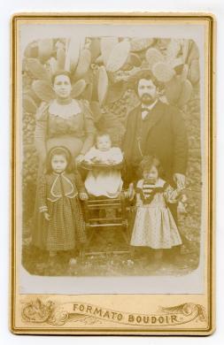 Pasquale  Di Marzo, La famiglia di Giuseppe Banchetti a Grotte (Agrigento), Albumina/ carta, CC BY-SA