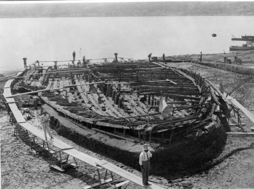 Ucelli, Guido, La prima nave parzialmente emersa, Gelatina ai sali d'argento, CC BY-SA