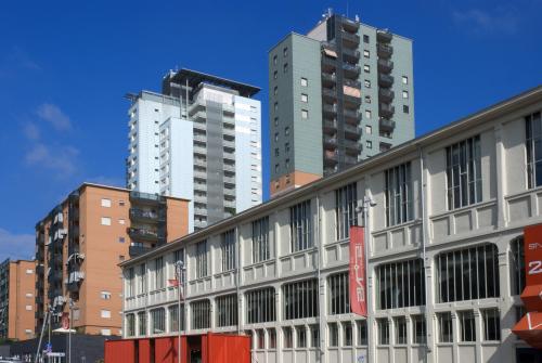 Biamino, Bruna © MuseoTorino, La facciata del centro commerciale Snos, Torino, digitale, CC BY-SA