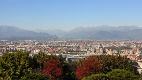 Mussa, Patrizia © MuseoTorino, Il conoide fluvioglaciale della Doria Riparia (in primo piano), l’Anfiteatro morenico di Rivoli Avigliana (in secondo piano) e l’alta Valle di Susa (sullo sfondo), digitale, CC BY-SA