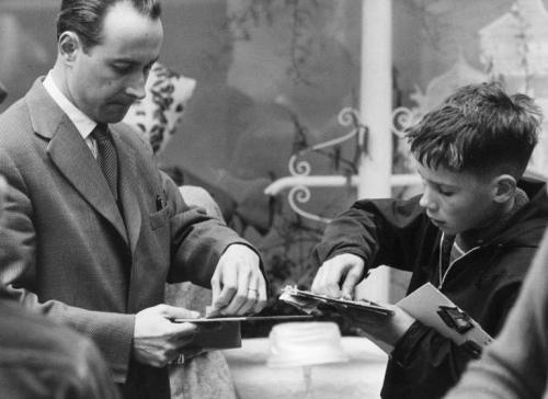 Zaugg, Klaus, Mercatino delle figurine, gelatina bromuro d'argento / carta, CC BY-NC-ND