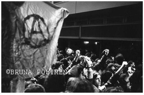 Polimeni, Bruna, Manifestazione anarchica fuori dal Tribunale al Processo per la strage di Piazza Fontana, CC BY-SA