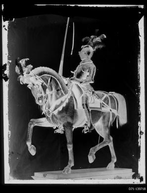 Berra, Giovanni Battista, Armatura equestre, nera, compiuta da casa Martinengo B9: vista di 3/4 anteriore, collodio/ vetro, CC BY-SA