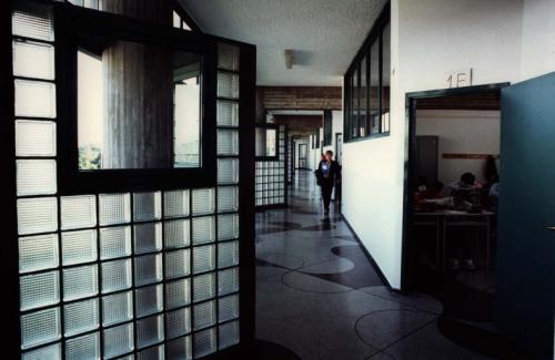 Nicolini, Toni, Centro civico e scuola media, Pieve Emanuele. Dalla serie Architetture del Milanese, stampa cibachrome/ilfochrome / carta, CC BY-NC-ND