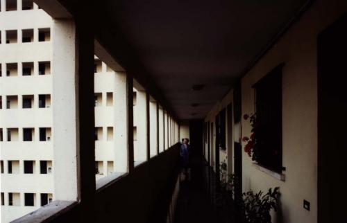 Nicolini, Toni, Unità residenziale Vialba, Milano. Dalla serie Architetture del Milanese, stampa cibachrome/ilfochrome / carta, CC BY-NC-ND