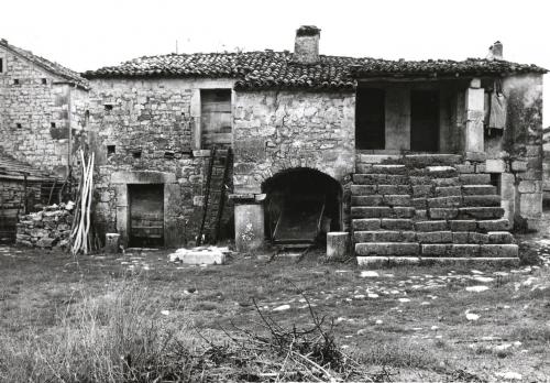 Casa con colonna - Altilia - Sepino (CB), negativo b/n, CC BY-SA