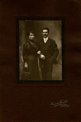 Bressani & Farabola, Ritratto di coppia dalla Raccolta Gianni Siviero, gelatina bromuro d'argento / carta / viraggio seppia / cartoncino, CC BY-NC-ND