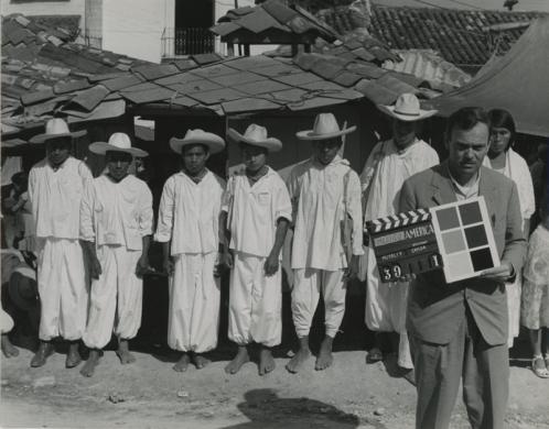 Patellani, Federico, Papantla, Messico. Un ciack di Aldo Buzzi con un gruppo di Totonachi. Dalla serie America Pagana, gelatina bromuro d'argento / carta, CC BY-NC-ND