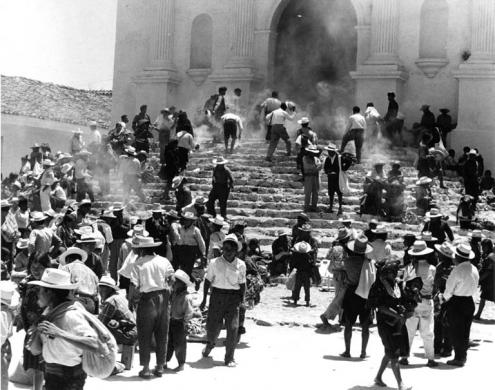 Patellani, Federico, Chichicastenango, Guatemala. Chiesa di San Tomàs, processione pasquale. Dalla serie America Pagana, gelatina bromuro d'argento / carta, CC BY-NC-ND
