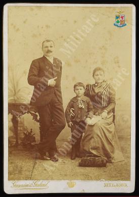 Il piccolo Baracca in studio fotografico tra la madre Paolina Biancoli e il padre Enrico, Albumina, CC BY-SA
