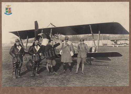 Mario De Bernardi in posa davanti al velivolo Nieuport "Bebè", Gelatina ai sali d'argento, CC BY-SA