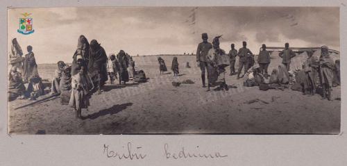 Guerra di Libia. Le truppe italiane al campo con una tribù beduina, Gelatina ai sali d'argento, CC BY-SA