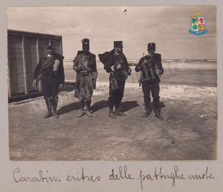Guerra di Libia. Una posa fotografica con carabiniere eritreo delle pattuglie miste, Gelatina ai sali d'argento, CC BY-SA