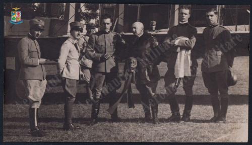 Campo di volo: posa fotografica di gruppo con Gabriele D'Annunzio, Gelatina ai sali d'argento, CC BY-SA