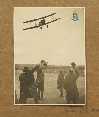 Saluti a Mario De Bernardi in volo, Gelatina ai sali d'argento, CC BY-SA