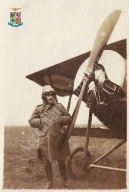 Giovanni Sabelli in posa fotografica davanti al velivolo francese  Nieuport 11, Gelatina ai sali d'argento, CC BY-SA Giovanni Sabelli in posa fotografica davanti al velivolo francese  Nieuport 11, Gelatina ai sali d'argento, CC BY-SA