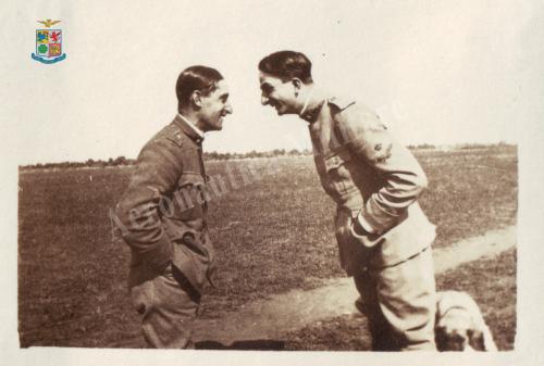 Giovanni Sabelli e Adriano Bacula in posa scanzonata, Gelatina ai sali d'argento, CC BY-SA Giovanni Sabelli e Adriano Bacula in posa scanzonata, Gelatina ai sali d'argento, CC BY-SA