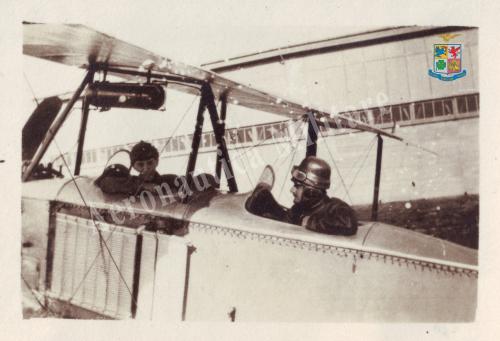 Aviano. Giovanni Sabelli al posto di guida con Arrigo Abba a bordo del velivolo Aviatik della Sezione Difesa, Gelatina ai sali d'argento, CC BY-SA Aviano. Giovanni Sabelli al posto di guida con Arrigo Abba a bordo del velivolo Aviatik della Sezione Difesa, Gelatina ai sali d'argento, CC BY-SA