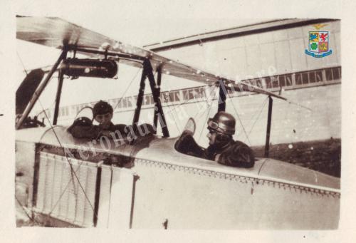 Aviano. Giovanni Sabelli al posto di guida con Arrigo Abba a bordo del velivolo Aviatik della Sezione Difesa, Gelatina ai sali d'argento, CC BY-SA