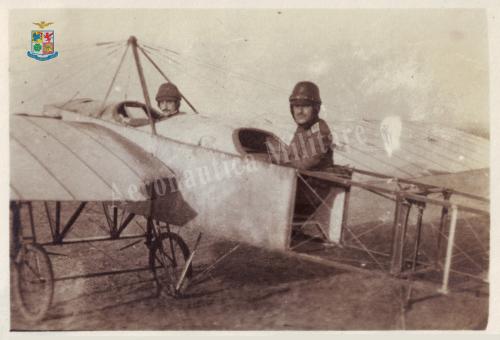 Bulgaria. Giovanni Sabelli in combinazione di volo a bordo di un velivolo Blériot con ufficiale bulgaro osservatore, Gelatina ai sali d'argento, CC BY-SA Bulgaria. Giovanni Sabelli in combinazione di volo a bordo di un velivolo Blériot con ufficiale bulgaro osservatore, Gelatina ai sali d'argento, CC BY-SA