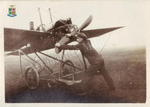 Giovanni Sabelli a figura intera mentre lancia l'elica di un velivolo Deperdussin, Gelatina ai sali d'argento, CC BY-SA Giovanni Sabelli a figura intera mentre lancia l'elica di un velivolo Deperdussin, Gelatina ai sali d'argento, CC BY-SA
