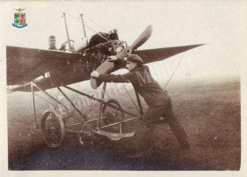 Giovanni Sabelli a figura intera mentre lancia l'elica di un velivolo Deperdussin, Gelatina ai sali d'argento, CC BY-SA