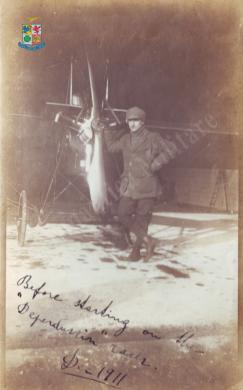 Giovanni Sabelli a figura intera in posa fotografica davanti ad un velivolo Deperdussin, Gelatina ai sali d'argento, CC BY-SA Giovanni Sabelli a figura intera in posa fotografica davanti ad un velivolo Deperdussin, Gelatina ai sali d'argento, CC BY-SA