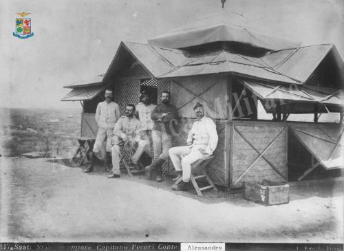 Comandante Capitano Alessandro Pecori Giraldi, Parco Aerostatico in Eritrea. Posa di gruppo, Gelatina ai sali d'argento, CC BY-SA Comandante Capitano Alessandro Pecori Giraldi, Parco Aerostatico in Eritrea. Posa di gruppo, Gelatina ai sali d'argento, CC BY-SA