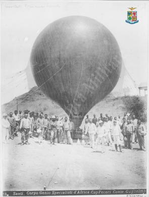 Comandante Capitano Alessandro Pecori Giraldi, Parco Aerostatico in Eritrea. Corpo Genio Specialisti d'Africa. Posa di gruppo davanti all'aerostato "Lana", Gelatina ai sali d'argento, CC BY-SA Comandante Capitano Alessandro Pecori Giraldi, Parco Aerostatico in Eritrea. Corpo Genio Specialisti d'Africa. Posa di gruppo davanti all'aerostato "Lana", Gelatina ai sali d'argento, CC BY-SA