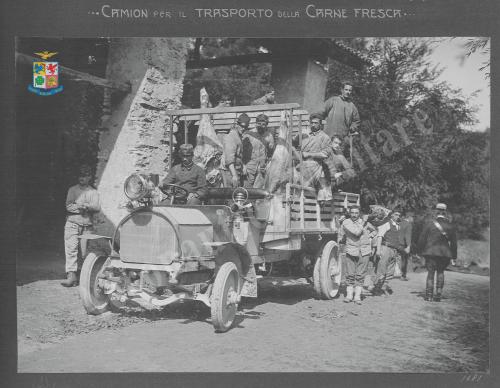 Brigata Specialisti Sezione Fotografica, Grandi Manovre: camion per il trasporto della carne fresca, Gelatina ai sali d'argento, CC BY-SA Brigata Specialisti Sezione Fotografica, Grandi Manovre: camion per il trasporto della carne fresca, Gelatina ai sali d'argento, CC BY-SA