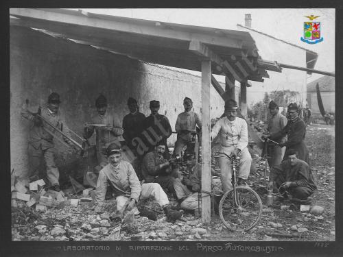Brigata Specialisti Sezione Fotografica, Grandi Manovre: laboratorio di riparazione del Parco automobilisti, Gelatina ai sali d'argento, CC BY-SA Brigata Specialisti Sezione Fotografica, Grandi Manovre: laboratorio di riparazione del Parco automobilisti, Gelatina ai sali d'argento, CC BY-SA