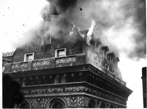 Incendio di un edificio storico, CC BY-SA