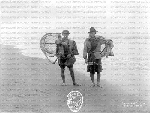 Bortolotti, Giovanni, Pescatori di telline sulla spiaggia di Foce Verde, 1928, CC BY-SA
