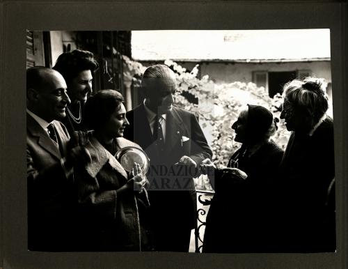 Attualfoto, Milano, "Adele Bonola Lorella con la dama di compagnia Elisa Vallenzasca durante pranzo a Villa Marazza", Fotografia a stampa, b/n, CC BY-NC-ND